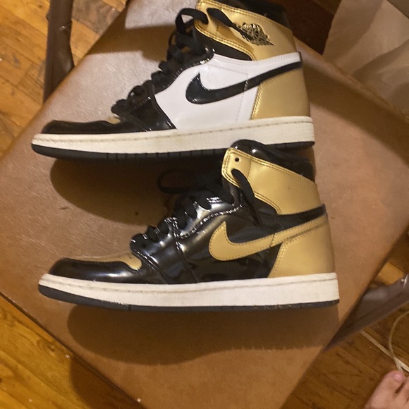 Jordan 1 gold toe main image 4